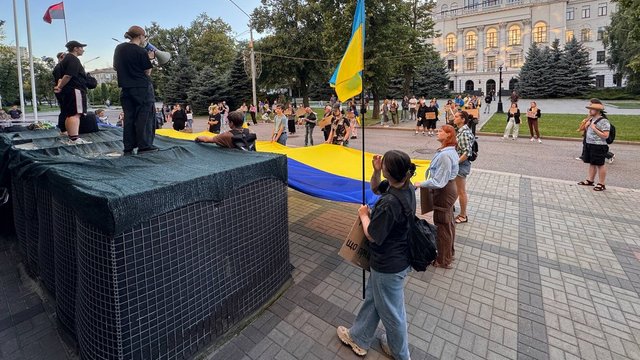 Учасники мітингу на підтримку Михайла Федорова у Дніпрі розгорнули великий прапор України, 29 липня 2026 року. Суспільне Дніпро Учасники мітингу на підтримку Михайла Федорова у Дніпрі розгорнули великий прапор України, 29 липня 2026 року. Суспільне Дніпро