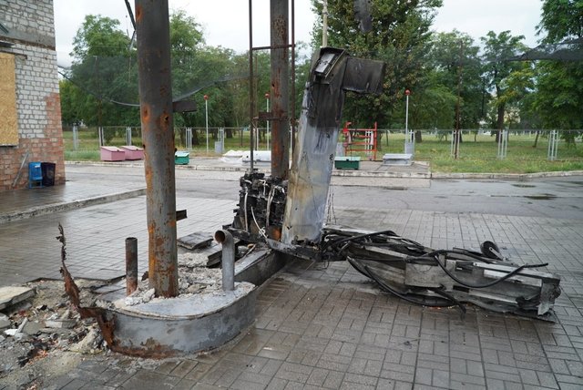 АЗС у Нікополі, внаслідок атаки по якій 19 червня 2026 року загинув чоловік, пʼятеро людей зазнали поранень. Суспільне Дніпро АЗС у Нікополі, внаслідок атаки по якій 19 червня 2026 року загинув чоловік, пʼятеро людей зазнали поранень. Суспільне Дніпро