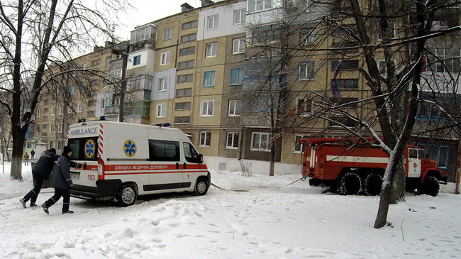 В Днепродзержинске скорая, транспортировавшая мужчину в больницу, застряла в снегу