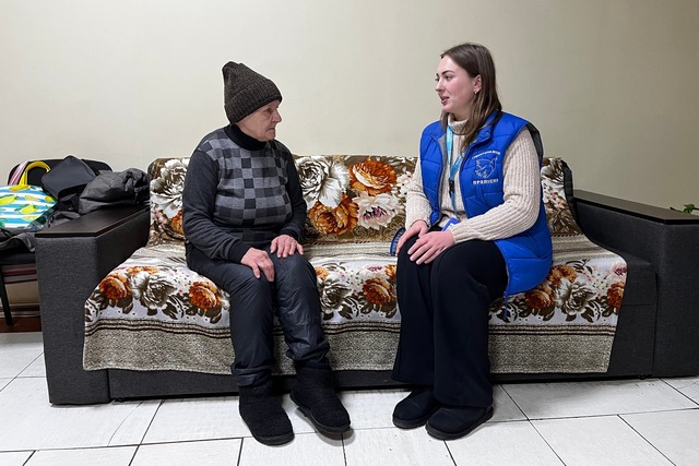 72-річна Ірина разом з представницею гуманітарного центру Прошла почти 20 км полем, чтобы спастись. На Днепропетровщине помогли 72-летней жительнице Синельниковского района