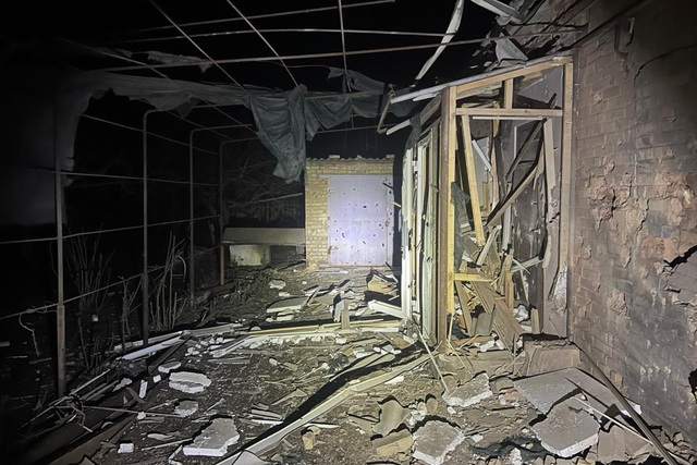 Враг продолжил атаковать Днепропетровщину: спасатели спасли 2 человек