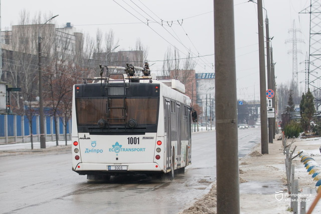 Коммунальщики Днепра за ночь убрали около 300 тонн масла и возобновили движение по Сичеславской Набережной