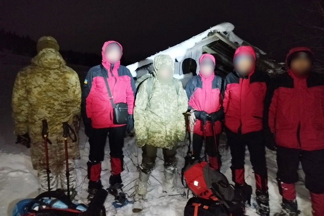 Пограничники Черновицкого отряда спасли в горах заблудшего днепрянина: поисковая операция длилась около 12 часов