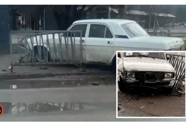 За считанные метры до остановки: напротив ТЦ «Наша правда» в Днепре «Волга» влетела в ограждение