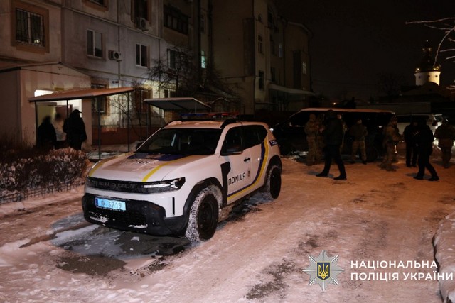 В Днепре в ходе спецоперации полиция задержала мужчину, который взял в заложники свою мать и угрожал взорвать боеприпас