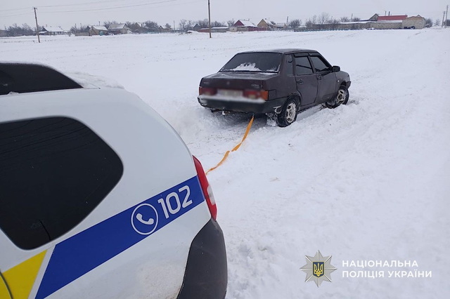 Полицейские продолжают помогать жителям Днепропетровщины в непогоду