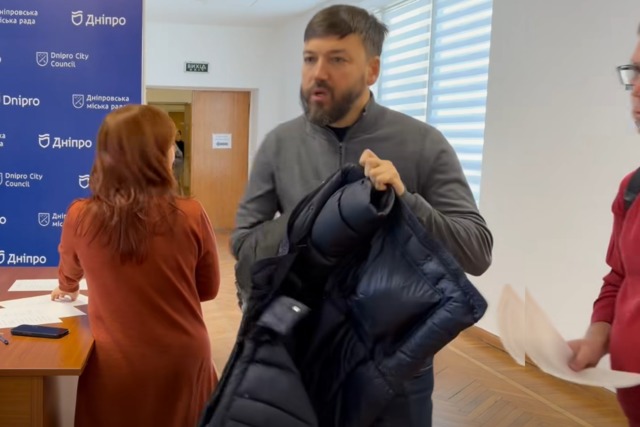 В Днепре депутат толкнул камеру журналиста: правоохранители открыли дело