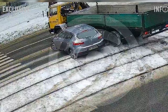 В Днепре на проспекте Богдана Хмельницкого столкнулись Renault и грузовик: видео момента