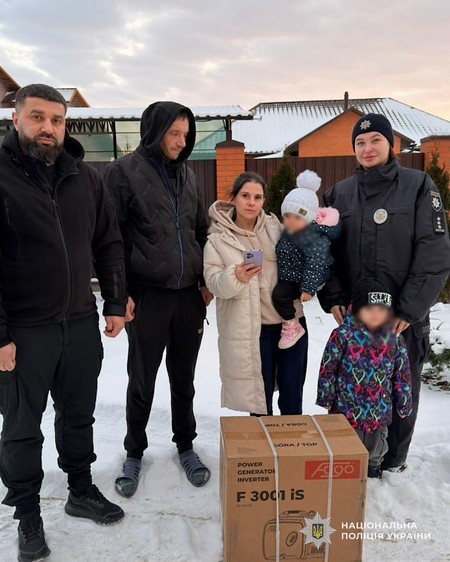 Підтримка, що зігріває: поліцейські Дніпра передали генератори родинам