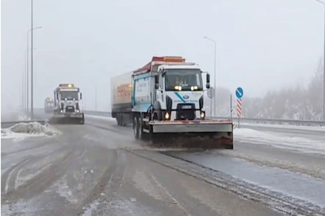 Из-за сложных погодных условий дорожные службы Днепропетровщины работают в усиленном режиме