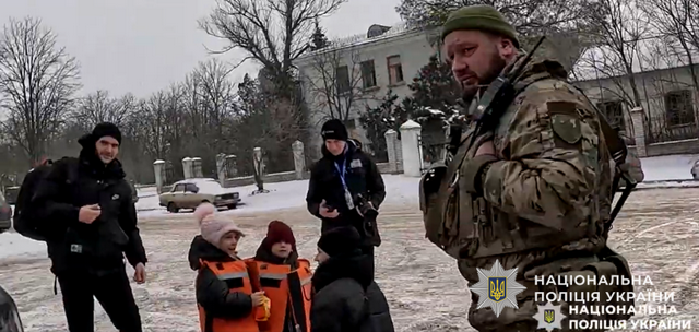 На Днепропетровщине полицейские «Белые ангелы» эвакуировали трех пожилых лююдей и 11 детей с родителями