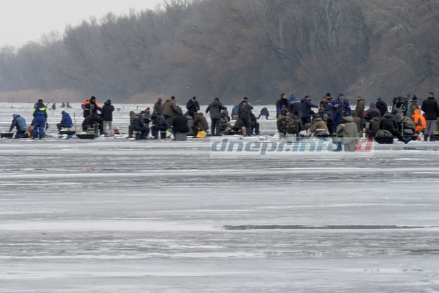 У Дніпрі в +4 сотні рибалок одночасно вийшли на кригу посеред річки