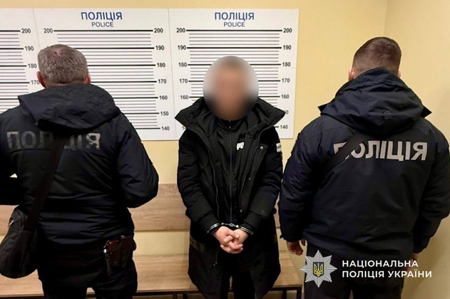 В Днепре на парковке торгового центра злоумышленник ограбил мужчину: полиция задержала нападающего