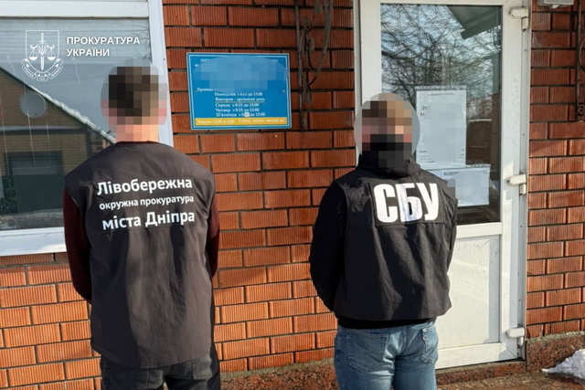 Устраивали на работу «своих» людей: подозреваются семь работников государственного предприятия