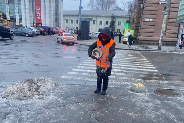 У Дніпрі з погіршенням погоди комунальні служби оперативно почали працювати на автошляхах і тротуарах
