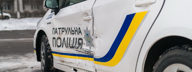 На парковке ТЦ «Дафи» Chery въехал в полицейский Prius