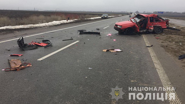 На трассе Днепр-Запорожье Opel влетел в фуру: два человека погибли