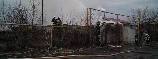 В Днепре загорелся столярный цех: дым затянул весь район