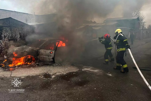 В Днепре чрезвычайники погасили горящий автомобиль