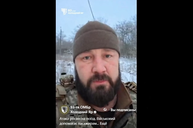 Президент Украины наградил орденом днепровского воина, который спасал людей из обстрелянного врагами пассажирского поезда