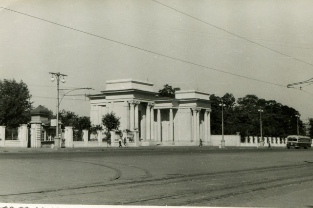 Загадки Дніпра: Чому проклали трамвайну гілку прямо у Будинок профспілок?