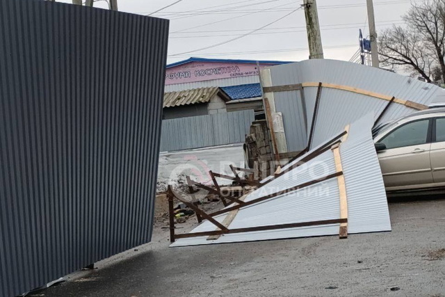 Наслідки сильного вітру у Дніпрі: повалені паркани й дерева, розбиті авто та пошкоджені світлофори