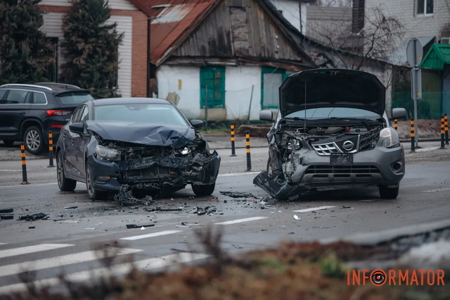 У Дніпрі на Степана Бандери зіштовхнулися Mazda та Nissan