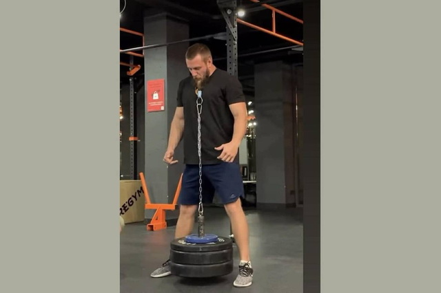 Днепровский силач поднимает огромные тяжести своей… бородой!