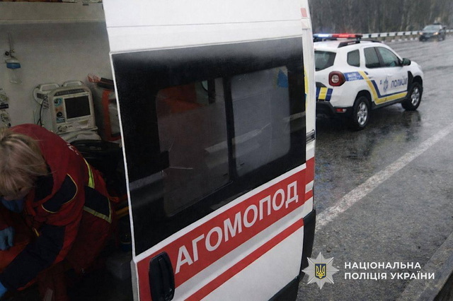 Минутка добра: В Никополе полицейский предотвратил несчастный случай и помог женщине, которой стало плохо