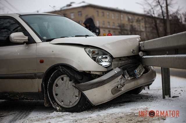 У Дніпрі на проспекті Науки Daihatsu в'їхав у відбійник: постраждалого забрали в лікарню