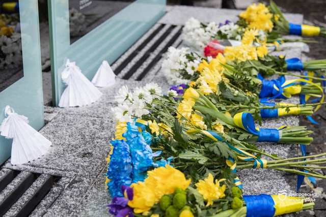 Дніпро вшановує Героїв Небесної Сотні