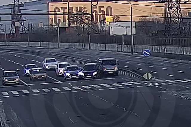 Відео моменту: у Дніпрі на Набережній Заводській зіштовхнулись Opel, Mitsubishi та Audi