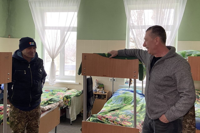 Крыша над головой, оформление документов и даже выезд за границу. Как Днепр заботится о бездомных