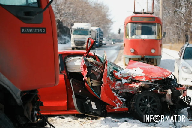 В Днепре на Западном шляху столкнулись Volkswagen и грузовик: ребенок в больнице, движение затруднено