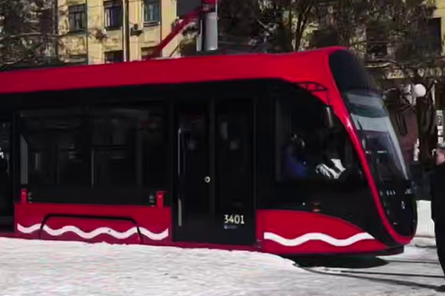 У Дніпрі на маршрут виходить новий низькопідлоговий трамвай — місто чекає ще чотири таких