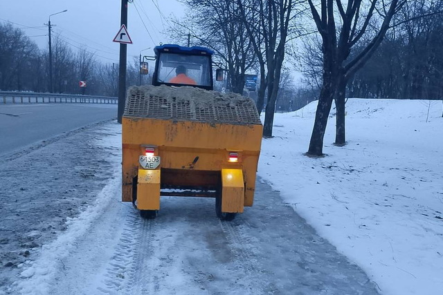 Коммунальные службы Днепра очищают и обрабатывают дорожное покрытие. Задействовано 78 машин и 500 уборщиков