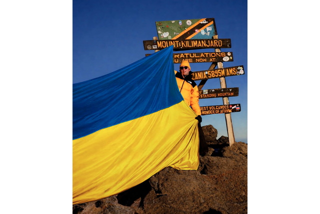 Днепрянин установил рекорд Гиннеса, развернув самый большой украинский флаг на самой высокой точке Африки