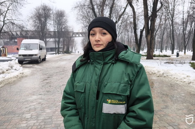 Город держится на сильных. Жена военного заботится о чистоте в парках Днепра