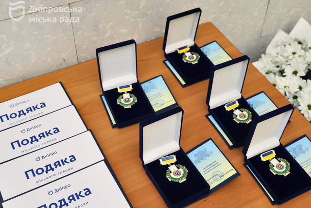 Вдячність від міста та його людей. У Дніпрі нагородили лікарів та медичних працівників