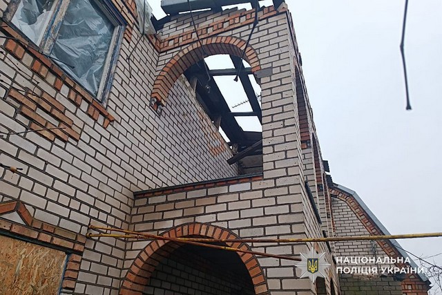 Лишився сам у понівеченому будинку: поліцейські офіцери допомогли евакуювати тяжкохворого чоловіка з прибережної зони Нікопольського району