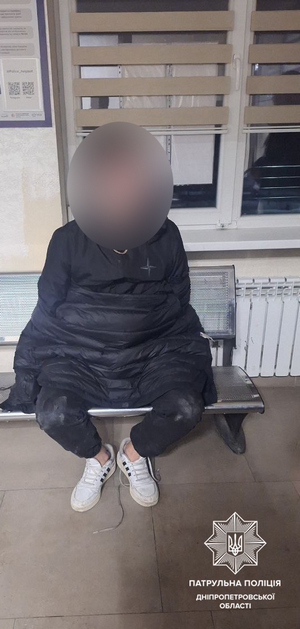 У Дніпрі патрульні затримали п'яного хулігана, який нівечів електрощитову у будинку