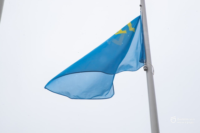 День спротиву окупації Автономної Республіки Крим та міста Севастополя: у Дніпрі відбулось урочисте підняття прапора кримськотатарського народу