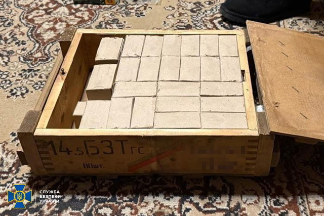 На Днепропетровщине автомеханик в собственном двор обустроил схрон с пластидом и тротилом