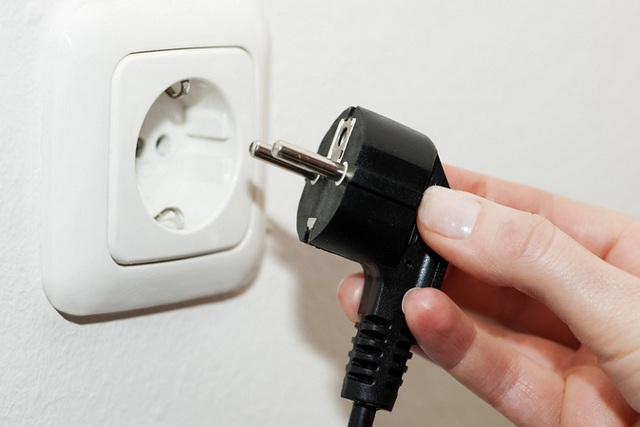 Дніпро платить більше за світло? Правда про 230В і перепади напруги