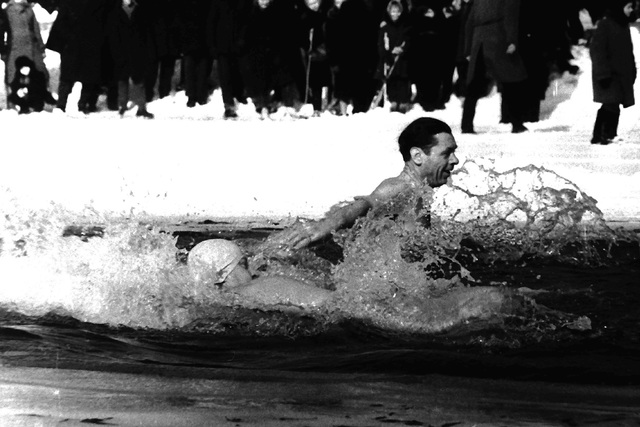 Опубліковано старовинні рідкісні фотографії дніпровських «моржів»