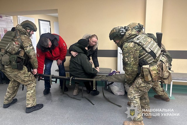 Ждала сына, пропавшего без вести на войне: экипаж полиции «Белый ангел» эвакуировал из Никополя маломобильную женщину