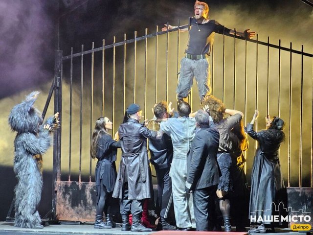 Браво, львовяне и киевляне: в Днепре показали спектакль по бестселеру Иллариона Павлюка