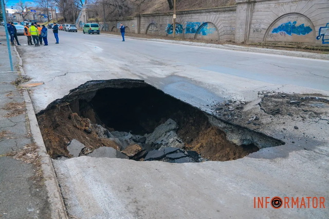 Движение перекрыли: в Днепре на Пастера провалился асфальт