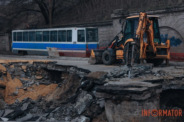 Декілька вулиць залишились без води: провалля на Пастера у Дніпрі збільшилось, працюють комунальники