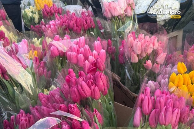 Цветочный бум в Днепре: сколько стоят букеты на «Озерке» в начале марта